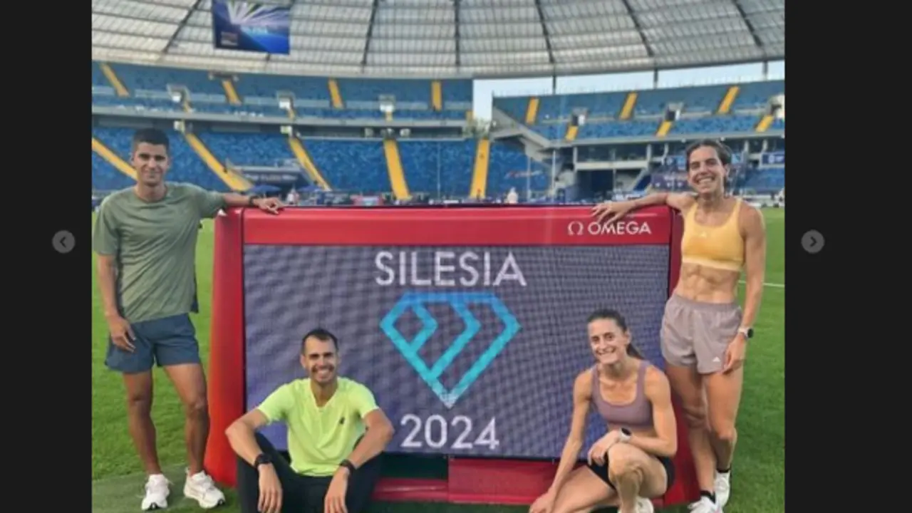 El primero por la izquierda, Attaoui en el Stadion Slaski.