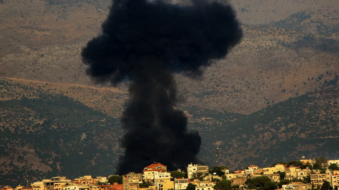 Un denso humo negro procedente de un ataque a&eacute;reo israel&iacute; se eleva desde la ciudad libanesa de Khiam, en la frontera sur del L&iacute;bano. Marwan Naamani