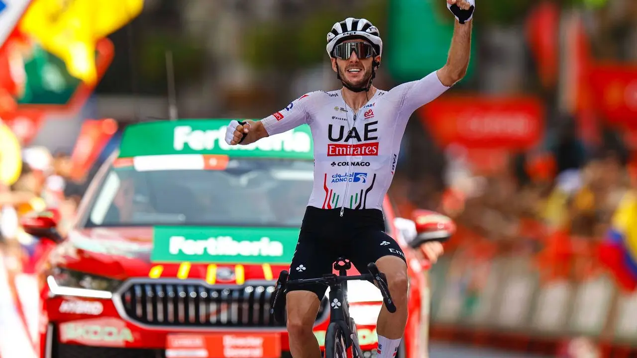 El ciclista brit&aacute;nico Adam Yates (UAE Team Emirates) gan&oacute; este domingo la etapa 9 de la Vuelta a Espa&ntilde;a 2024. / @sprintcycling