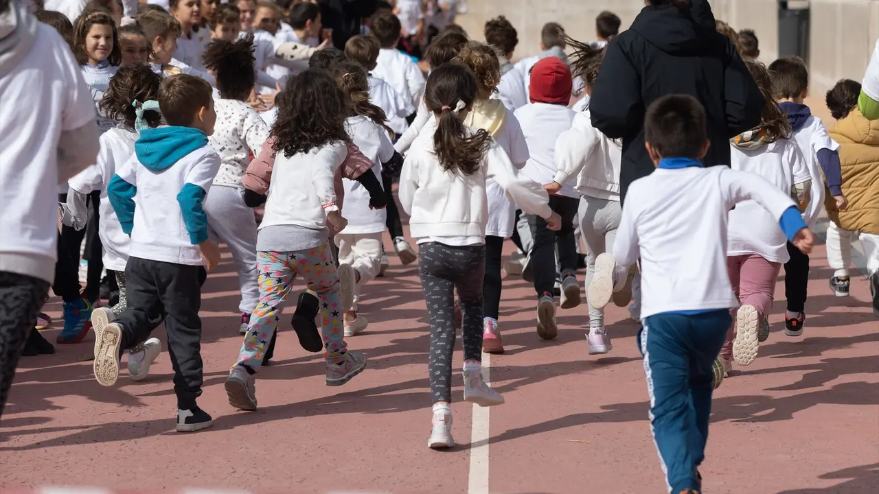 Un grupo de ni&ntilde;os corre durante la novena edici&oacute;n de 'La Vuelta al Cole'. / Eduardo Parra