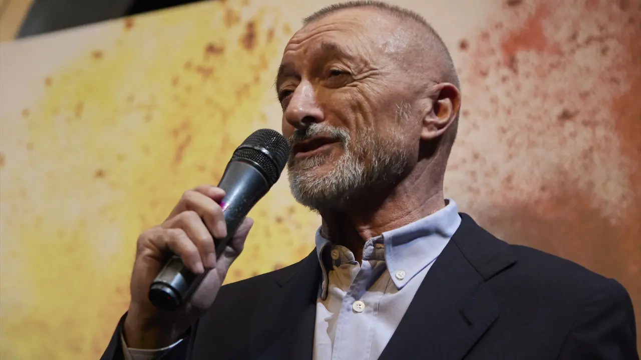 El escritor Arturo P&eacute;rez-Reverte, interviene durante un acto en Sevilla. / Joaqu&iacute;n Corchero