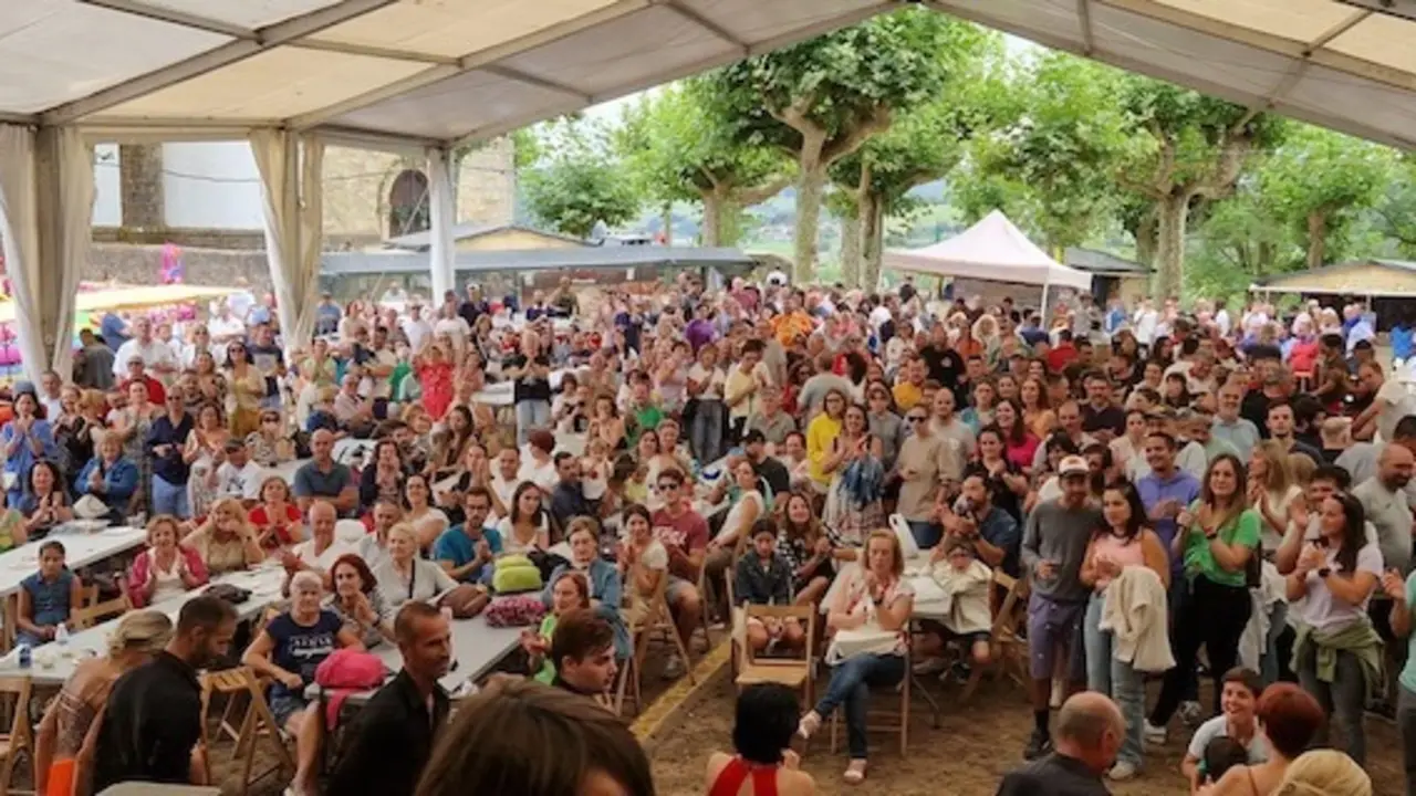 Decenas de personas en la campa de la Virgen del Monte en Mogro, Cantabria. / A.E.