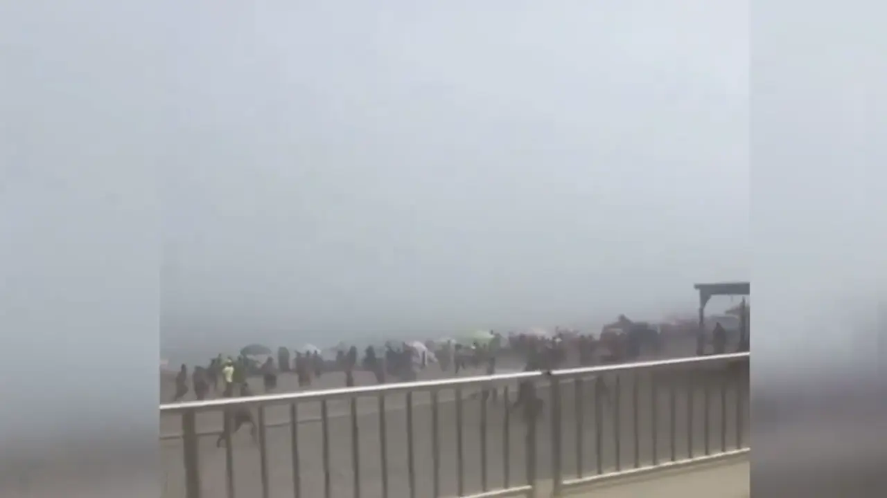 Inmigrantes entrando por la playa del Tarajal.