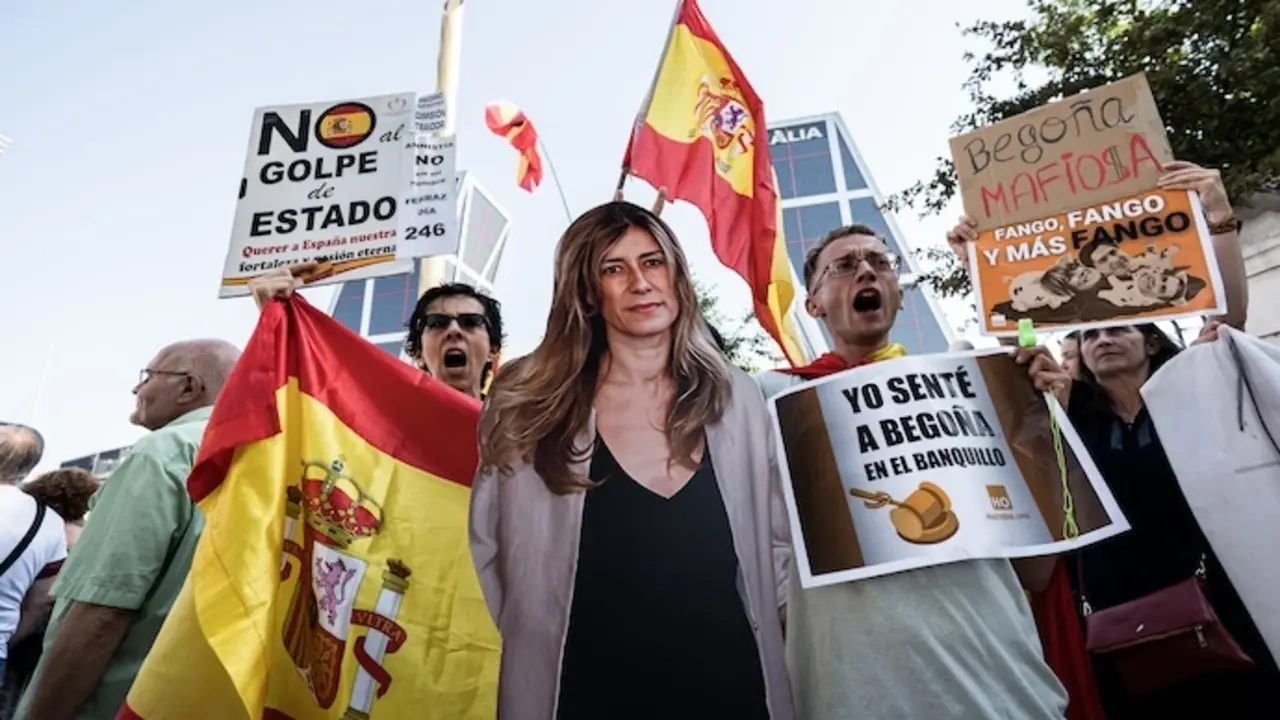 Varias personas se concentran para protestar contra el presidente del Gobierno antes de que su mujer, Bego&ntilde;a G&oacute;mez, llegue a declarar como investigada, en los juzgados de Plaza de Castilla, a 5 de julio de 2024, en Madrid (Espa&ntilde;a). El titular del Juzgado de Instrucci&oacute;n n&uacute;mero 41 de Madrid, Juan Carlos Peinado, ha citado a declarar como investigada a Bego&ntilde;a G&oacute;mez, esposa del presidente del Gobierno, Pedro S&aacute;nchez, por la presunta comisi&oacute;n de los delitos de corrupci&oacute;n en el sector privado y tr&aacute;fico de influencias, dentro de las diligencias abiertas por la relaci&oacute;n profesional con diversos empresarios.
05 JULIO 2024;JUZGADO;JUICIO;DECLARACI&Oacute;N
Diego Radam&eacute;s / Europa Press
(Foto de ARCHIVO)
05/7/2024