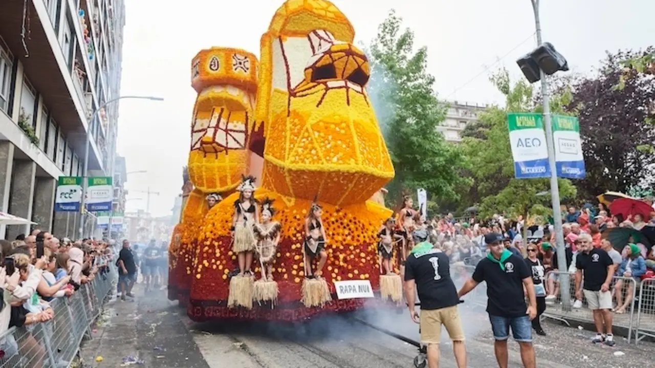 Una de las carrozas en la Batalla de Flores en Laredo, en 2023. / Cesar Ortiz Gonzalez
