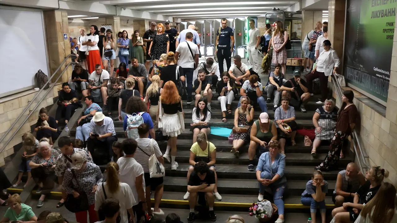 Decenas de personas escondidas en la estaci&oacute;n del metro durante el ataque ruso. EP
