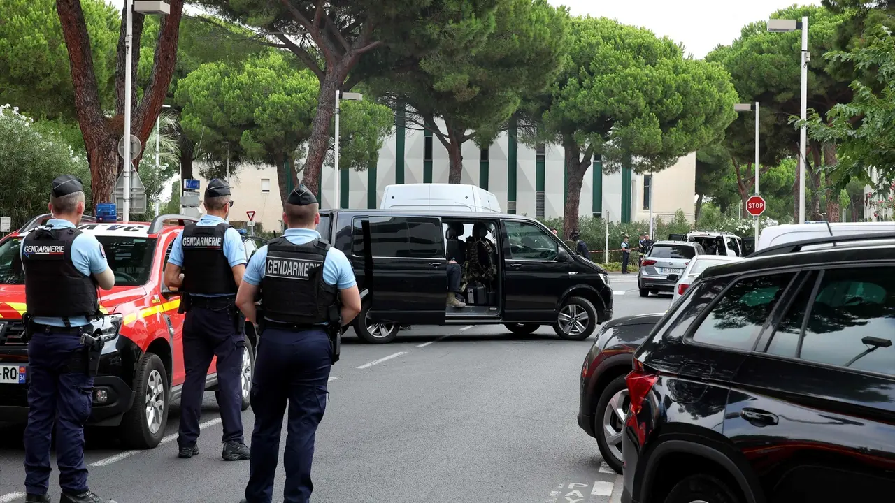 Oficiales de la polic&iacute;a francesa durante un ataque cerca de una sinagoga la semana pasada. Pascal Guyot