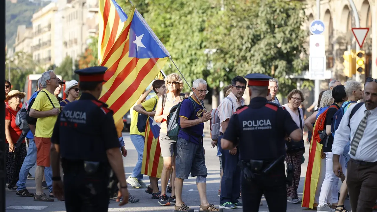 Antidisturbios delante de decenas de personas que se concentraron en el parque de la Ciudadela para apoyar a Puigdemont. Kike Rinc&oacute;n / Archivo