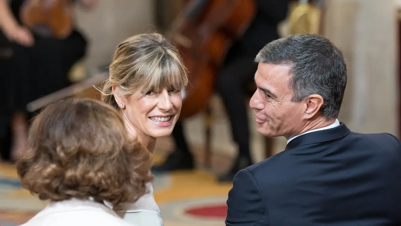 El presidente del Gobierno, Pedro S&aacute;nchez, y su mujer, Bego&ntilde;a G&oacute;mez. Diego Radam&eacute;s / Archivo