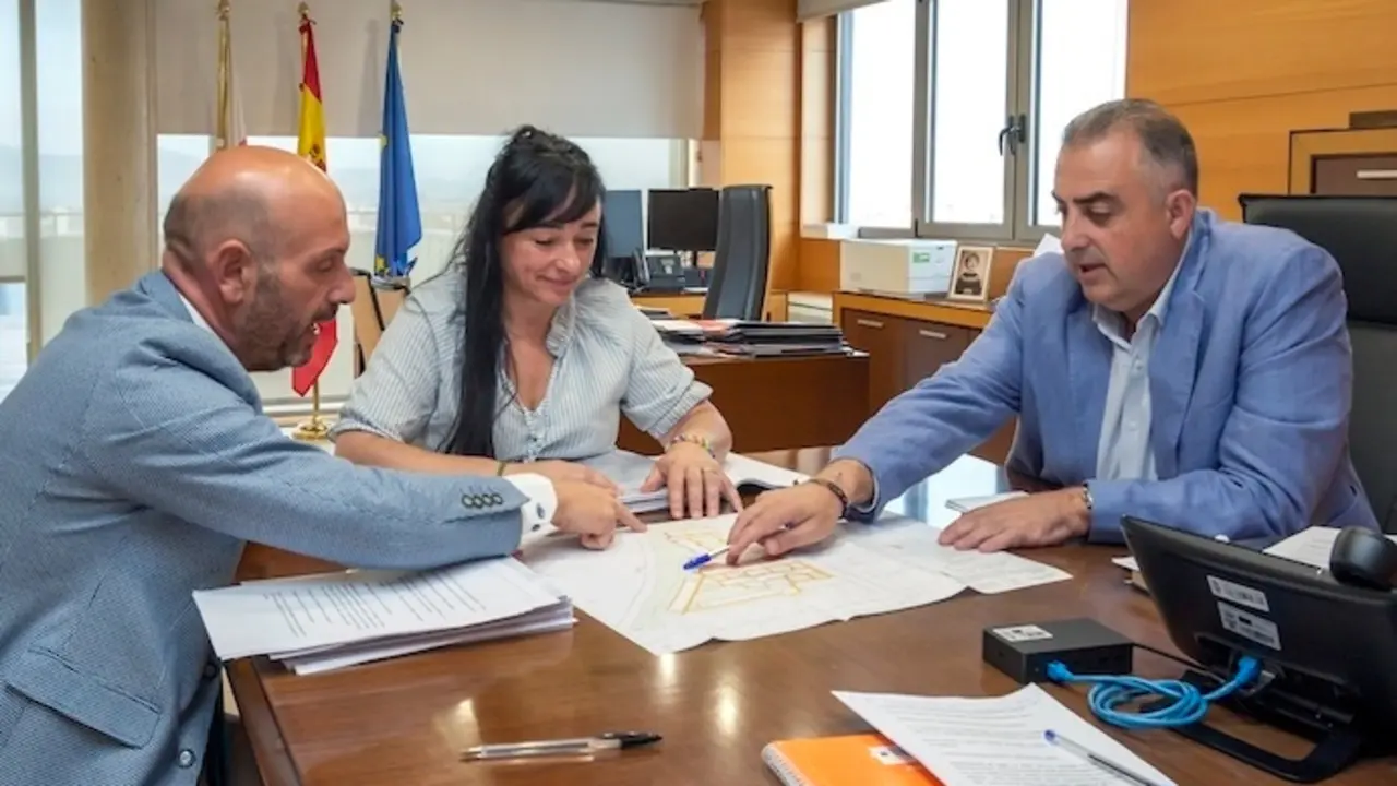 El consejero de Fomento, Roberto Media, junto al alcalde de Laredo, Miguel Gonz&aacute;lez, y la concejala Rosalina L&oacute;pez Visitaci&oacute;n. / ALERTA
