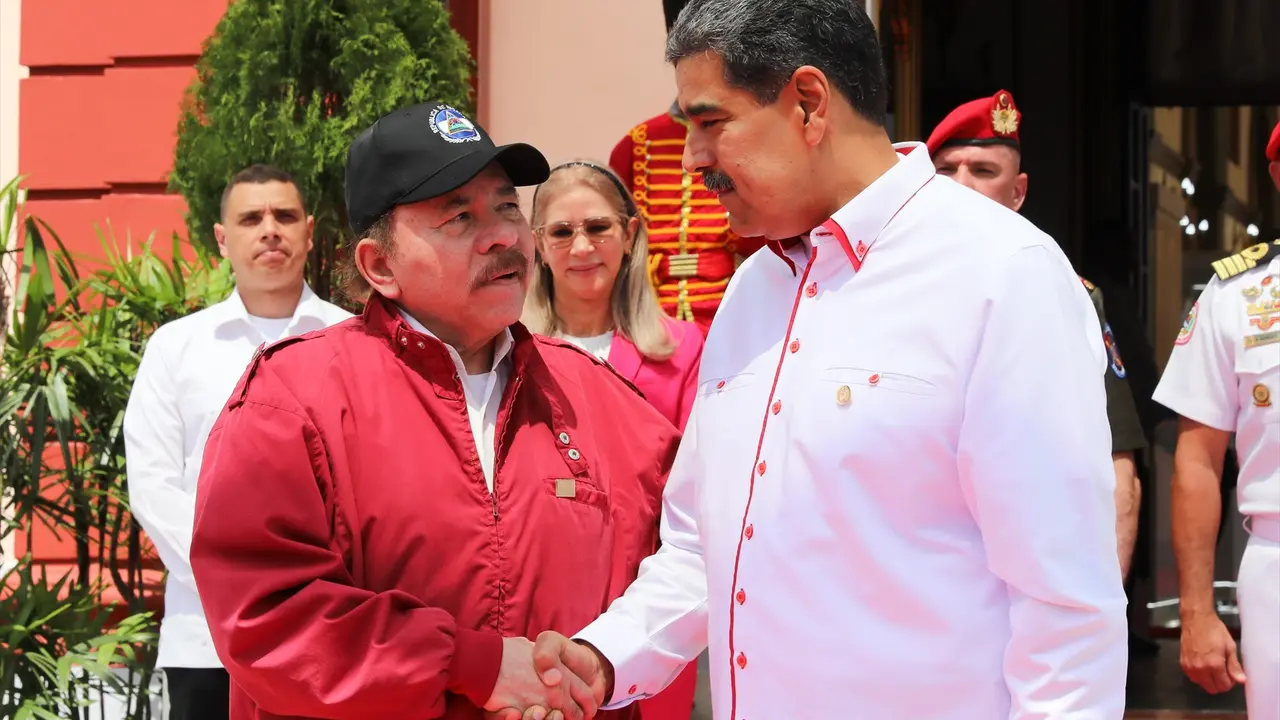 El presidente de Nicaragua, Daniel Ortega (iz), saludando a Nicol&aacute;s Maduro (d). Zurimac Campos