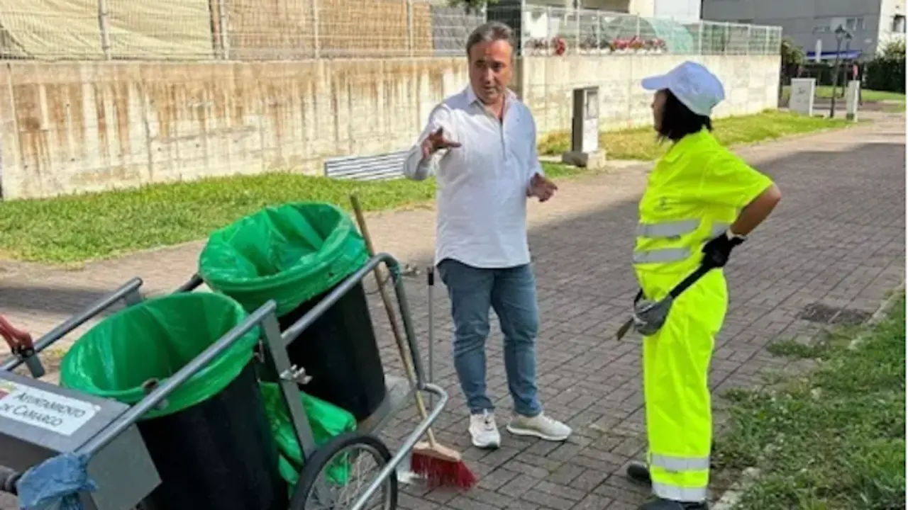 El alcalde junto a operarios del servicio de limpieza viaria. / A.E