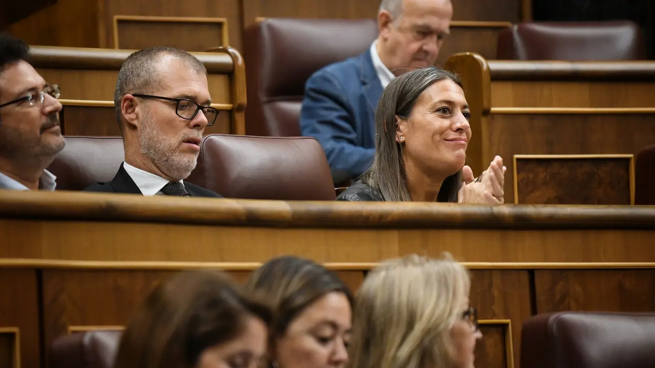 La portavoz de Junts en el Congreso, Miriam Nogueras (d), durante una sesi&oacute;n plenaria. Fernando S&aacute;nchez / Archivo