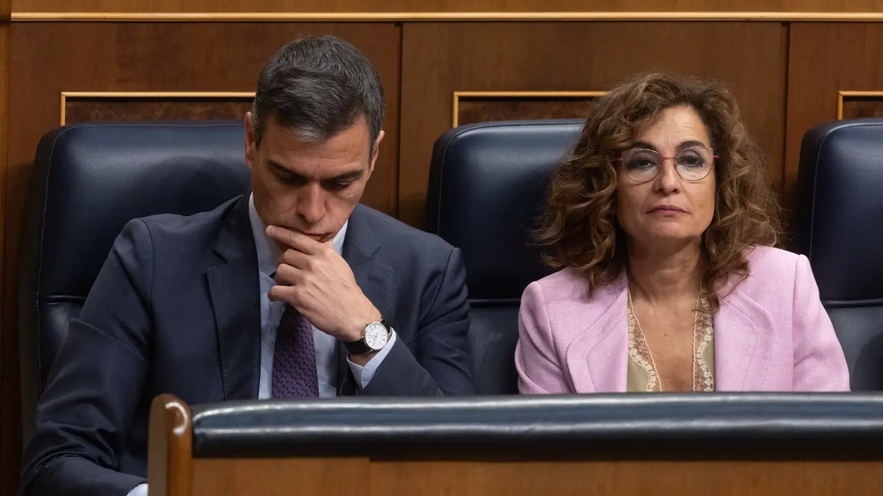 El presidente del Gobierno, Pedro S&aacute;nchez y la vicepresidenta primera y ministra de Hacienda, Mar&iacute;a Jes&uacute;s Montero. Eduardo Parra / Archivo