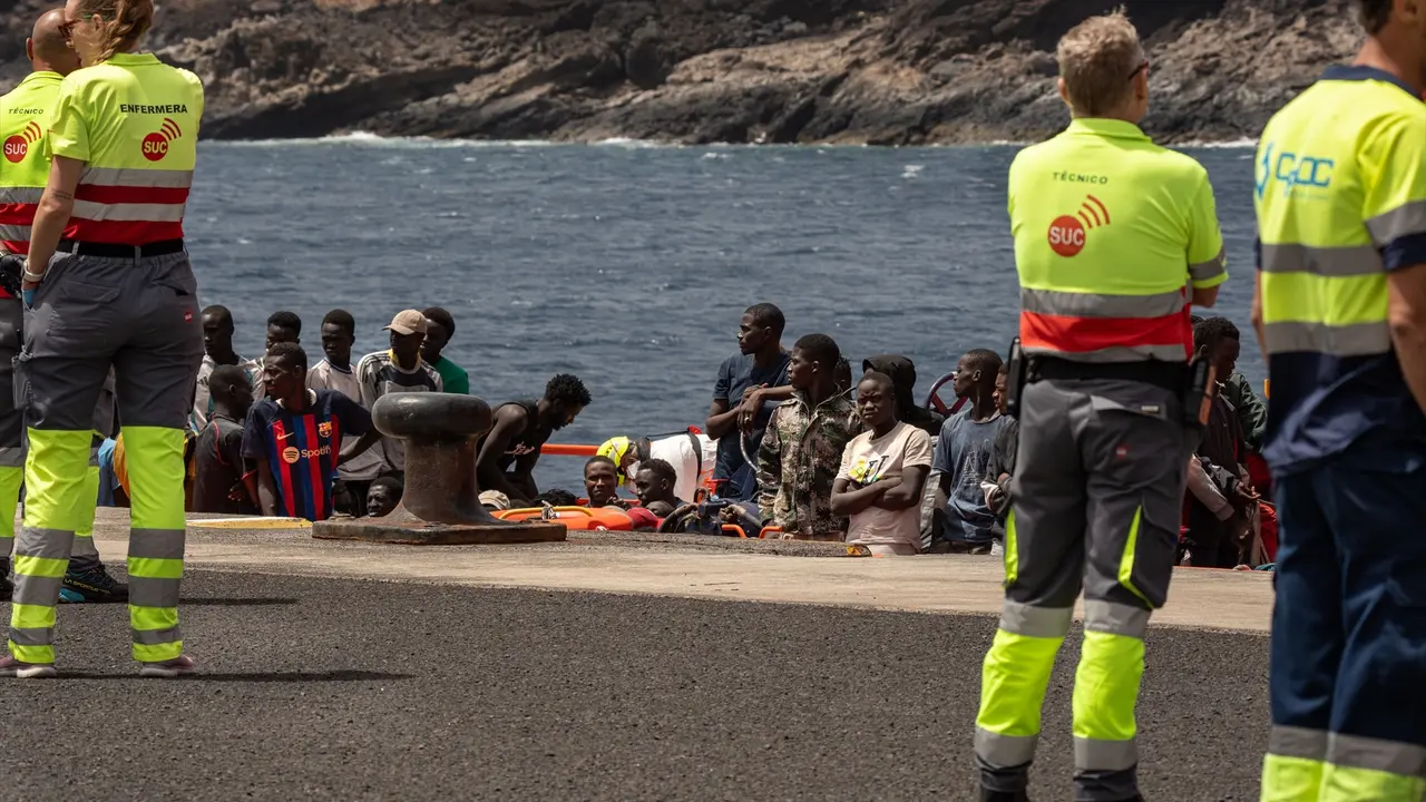 Varios migrantes a su llegada al puerto de La Restinga. Antonio Sempere