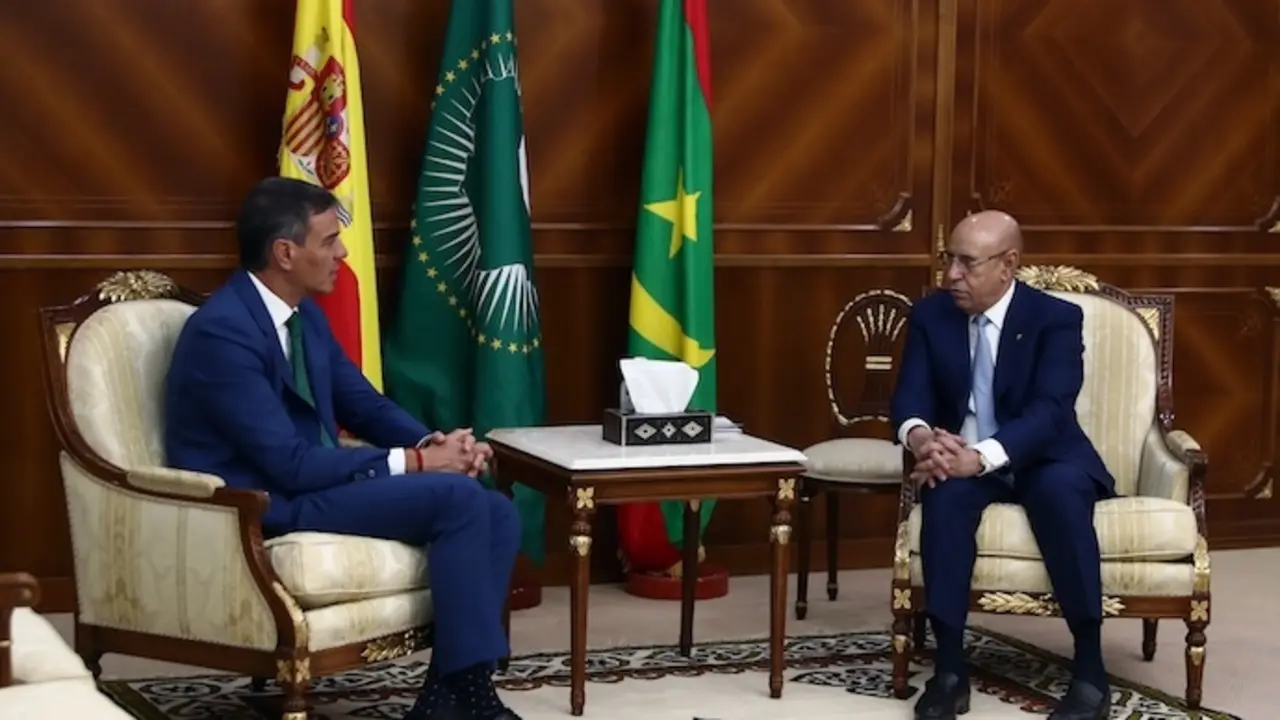 El presidente del Gobierno, Pedro S&aacute;nchez (i), y el presidente de Mauritania, Mohamed Uld Ghazuani (d), durante una reuni&oacute;n en el palacio presidencial, a 27 de agosto de 2024, en Nuakchot (Mauritania). Durante su visita S&aacute;nchez ha anunciado la primera cumbre con el pa&iacute;s africano en 2025 y 500.000 euros para formaci&oacute;n en defensa y seguridad.
Pool Moncloa/Fernando Calvo
27/8/2024