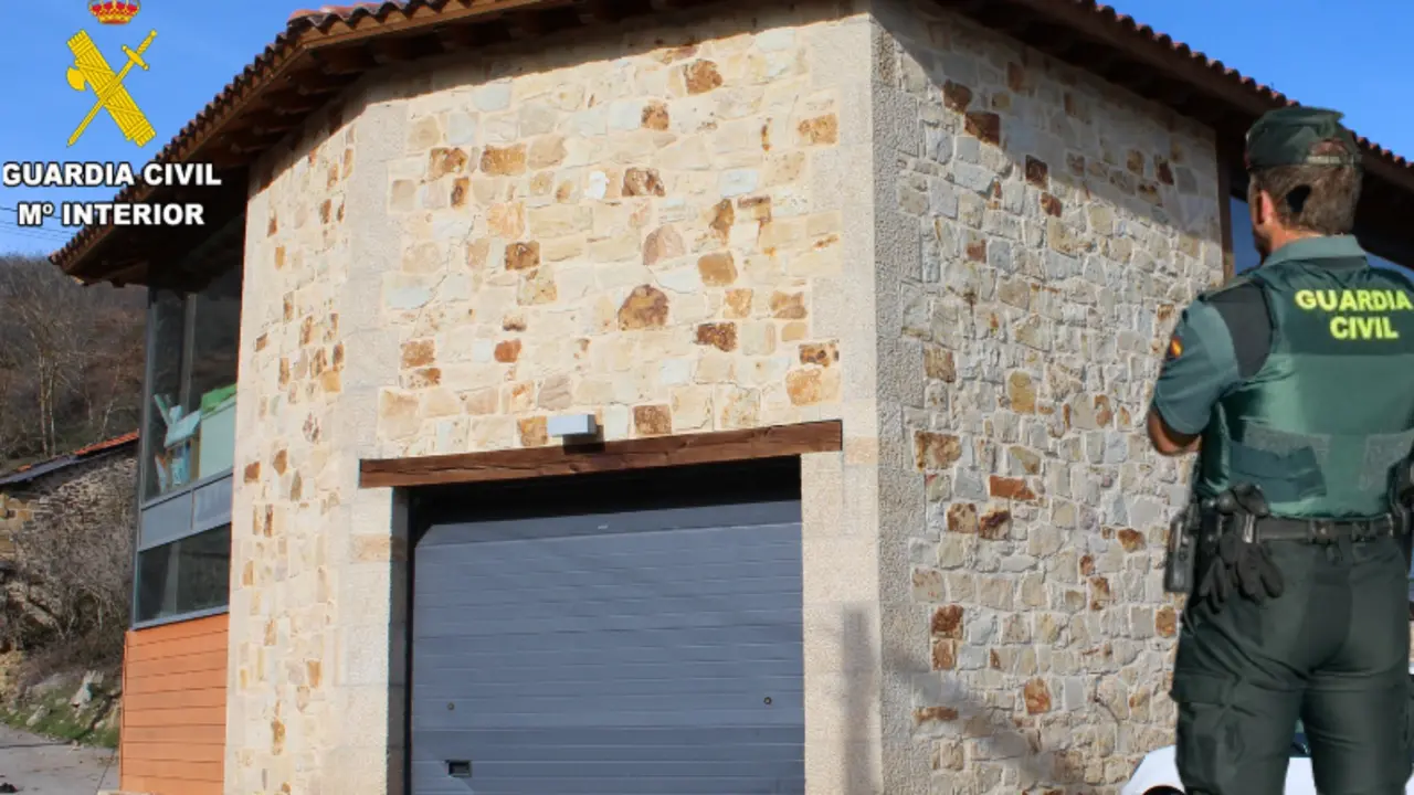 Recreaci&oacute;n de un agente de la Guardia Civil frente al lugar donde se produjo el robo. / OPC - ALERTA