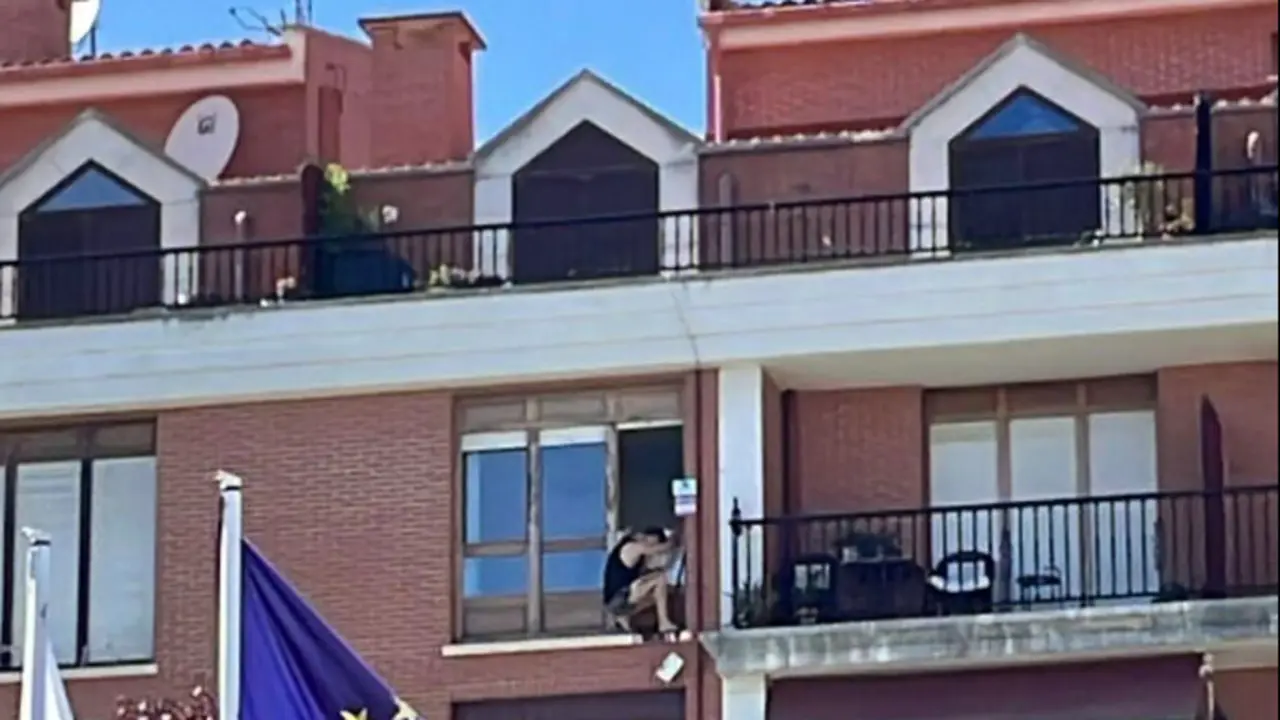 El joven atrincherado en su casa, amenazando con tirarse en Castro Urdiales.