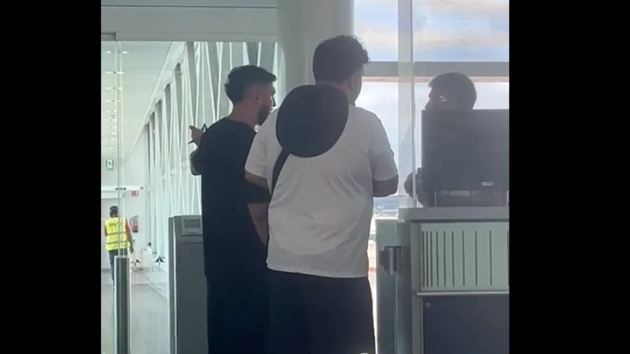 Omar Montes, en la taquilla de embarque tratando de acceder sin &eacute;xito.