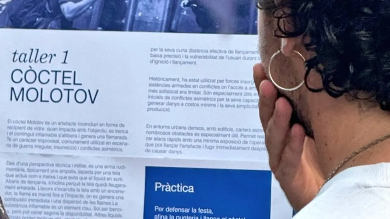 Una persona leyendo parte del contenido del taller. Red social X