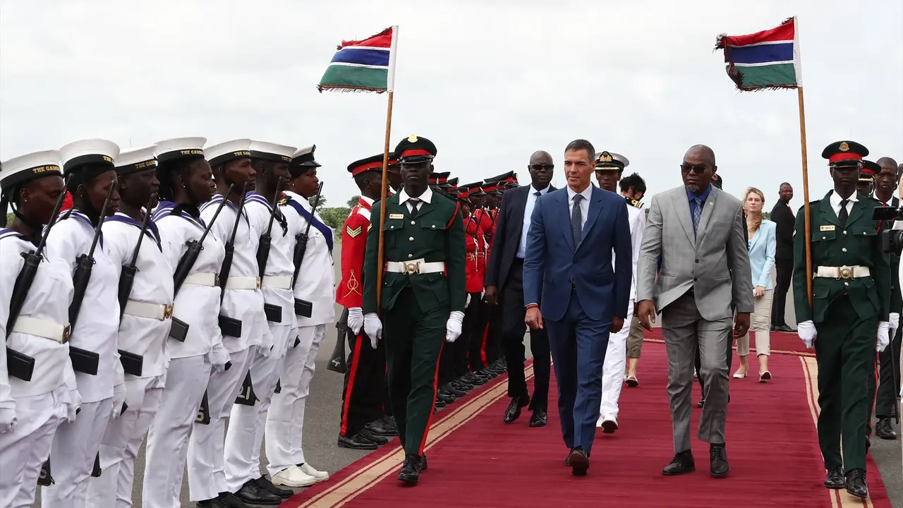 El presidente del Gobierno de Espa&ntilde;a, Pedro S&aacute;nchez (i) y el presidente de Gambia, Adama Barrow (d), llegan a un encuentro en Gambia. Moncloa