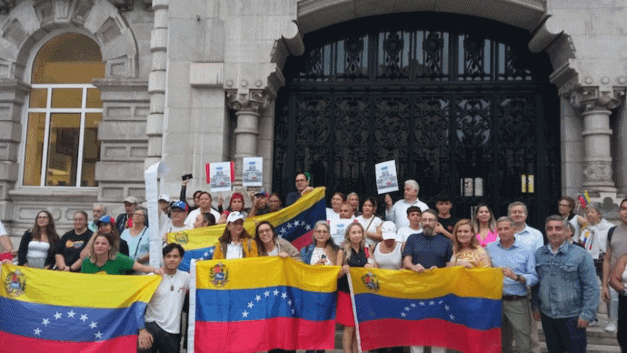 Decenas de personas se congregan en la Plaza del Ayuntamiento de Santander, ondeando banderas venezolanas y pancartas con mensajes de libertad y justicia./ ALERTA