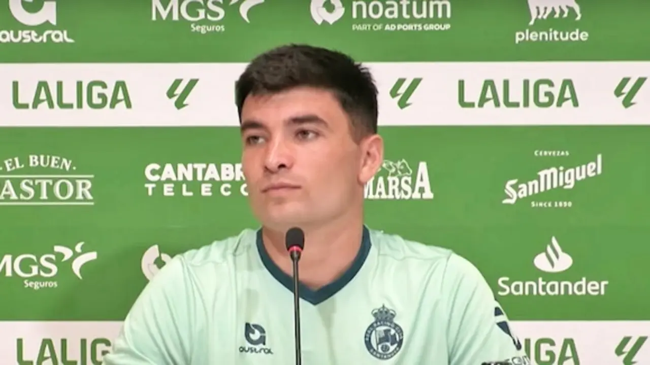 El mediocentro del Racing, Aritz Aldasoro en una rueda de prensa. / rrc