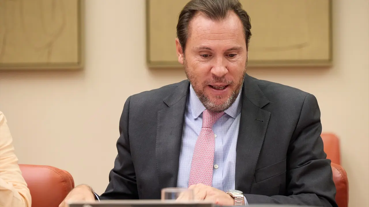 El ministro de Transportes y Movilidad Sostenible, &Oacute;scar Puente, comparece en la Comisi&oacute;n de Transportes y Movilidad Sostenible. / Jes&uacute;s Hell&iacute;n
