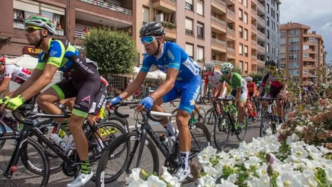 Ciclista durante la disputa de la Vuelta a Cantabria en anteriores ediciones. / A.E. / ARCHIVO