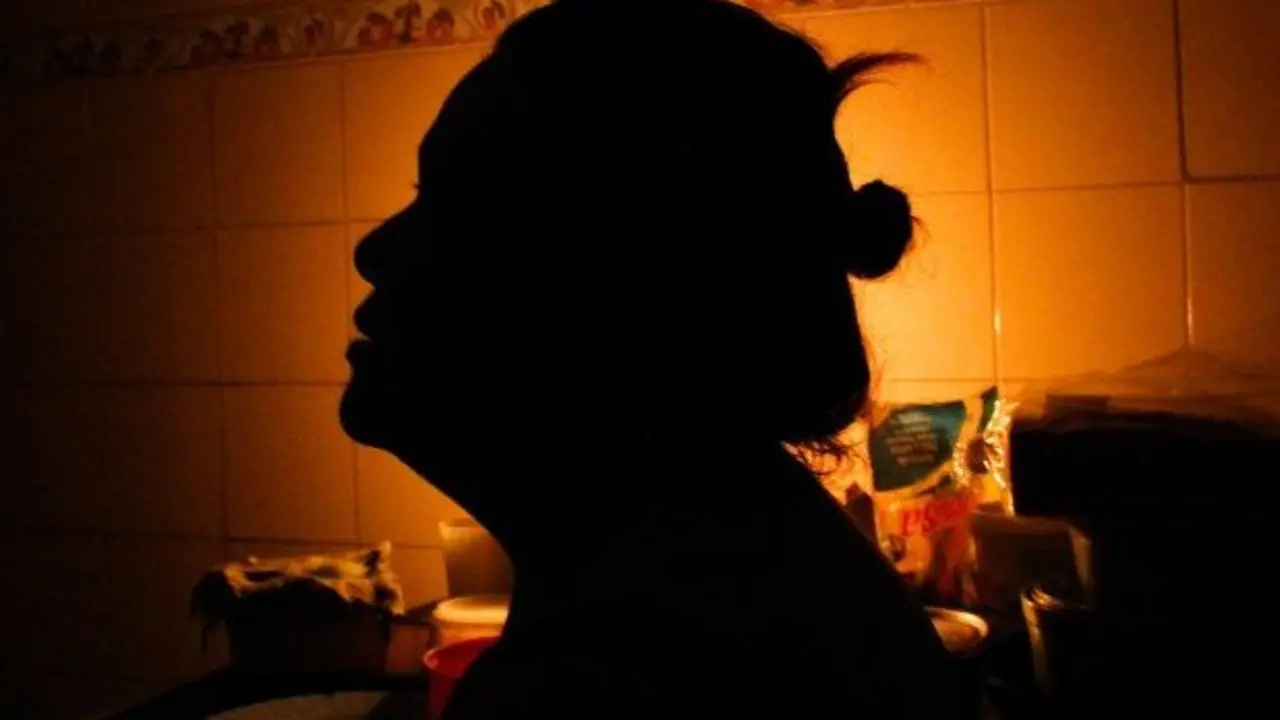 La sombra de una mujer que tiene detr&aacute;s una vela. / Red social X