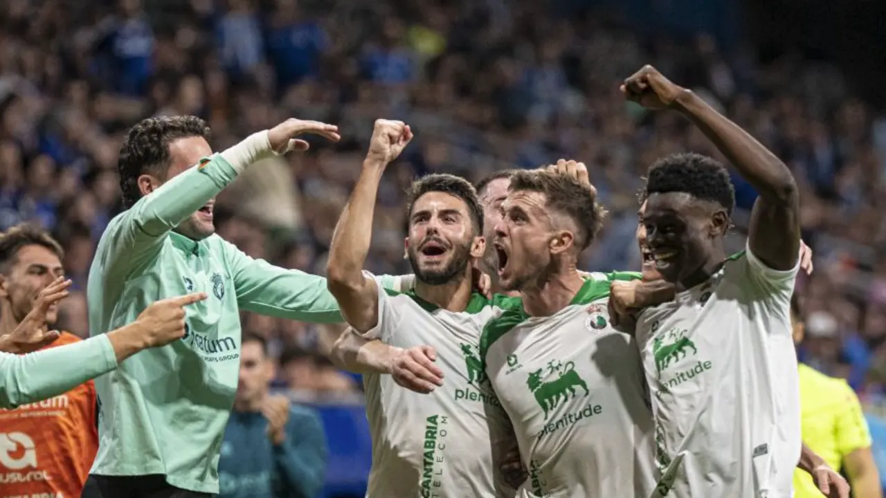 Los jugadores del Racing, celebran el tercero ante el Oviedo. / A.E.
