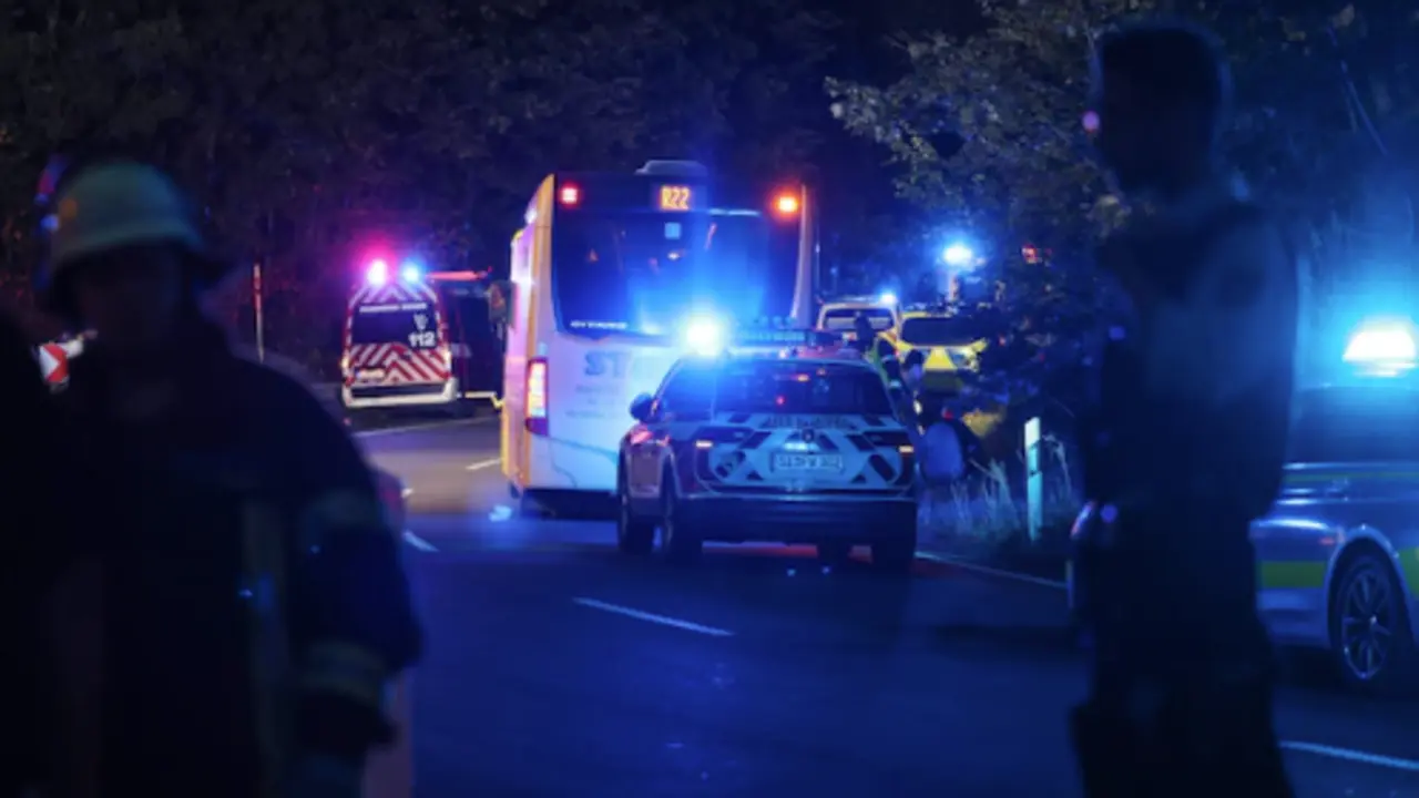 Una mujer hiere a personas con un cuchillo en un autob&uacute;s.