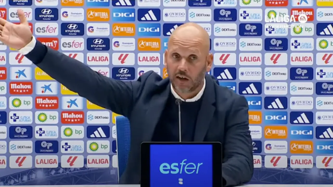 Jos&eacute; Alberto durante la rueda de prensa tras el partido contra el Oviedo. / LL