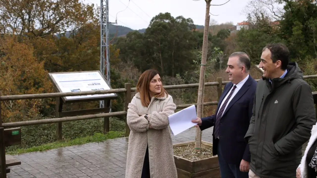 La presidenta de Cantabria, Mar&iacute;a Jos&eacute; S&aacute;enz de Buruaga, el conejero de Fomento, Roberto Media y el alcalde de Alfoz de Lloredo, Enrique Bretones Palencia. / A.E.