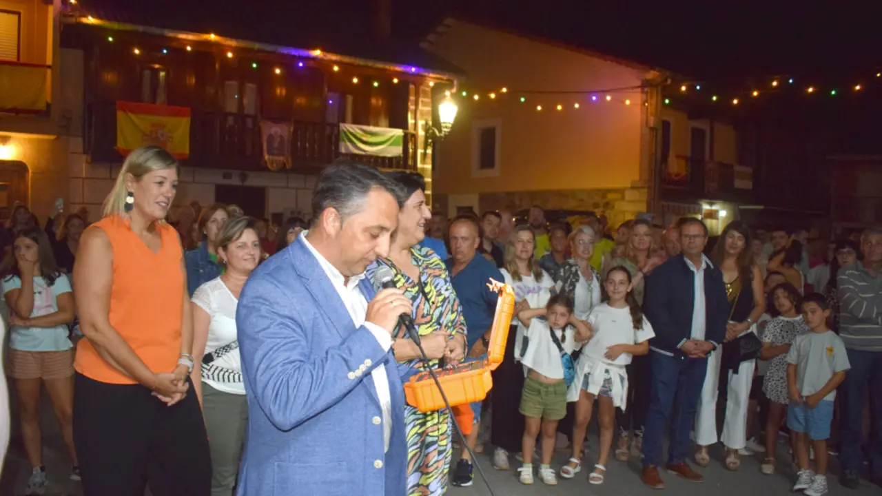 El alcalde de Pi&eacute;lagos, Carlos Caram&eacute;s durante el pistoletazo de salida de las fiestas de Pi&eacute;lagos. / A.E.