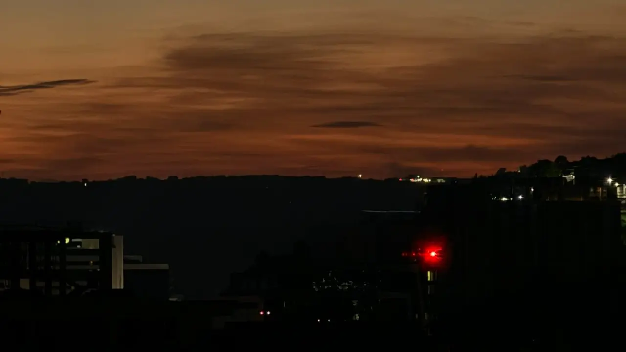 El amanecer en Caracas, donde se deja ver la ciudad a oscuras. / Red Social X