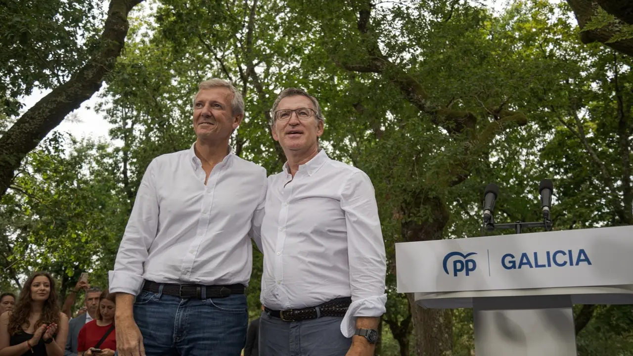 El presidente de la Xunta de Galicia y presidente del PPdeG, Alfonso Rueda (i), y el presidente del PP, Alberto N&uacute;&ntilde;ez Feij&oacute;o (d).  Elena Fern&aacute;ndez