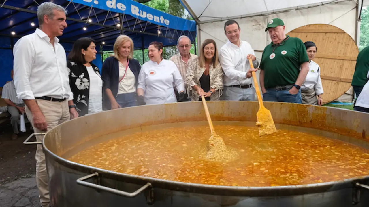La presidenta de Cantabria, Mar&iacute;a Jos&eacute; S&aacute;enz de Buruaga en la fiesta del cocido. / A.E
