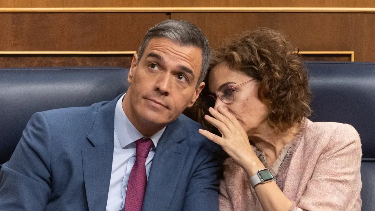 El presidente del Gobierno, Pedro S&aacute;nchez y la vicepresidenta primera y ministra de Hacienda, Mar&iacute;a Jes&uacute;s Montero. Eduardo Parra / Archivo