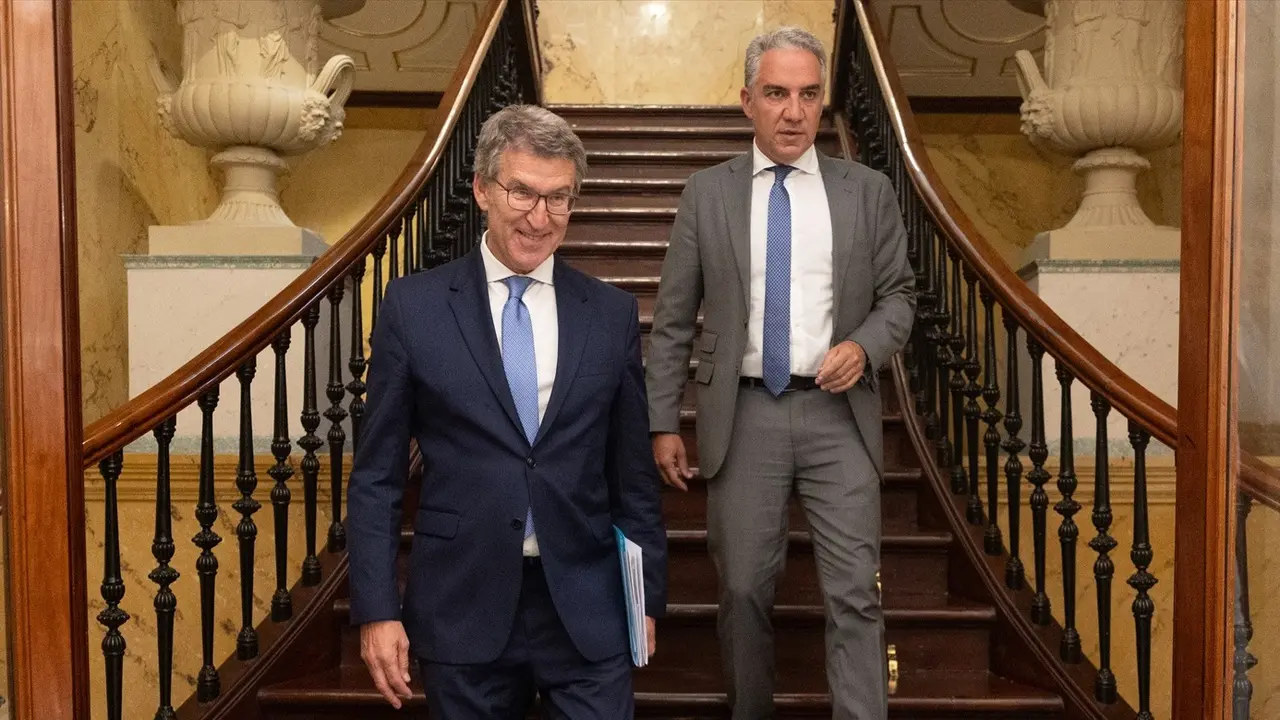 El presidente del PP, Alberto N&uacute;&ntilde;ez Feij&oacute;o (i) y el vicesecretario de Coordinaci&oacute;n Auton&oacute;mica y Local del PP, El&iacute;as Bendodo (d). Eduardo Parra / Archivo