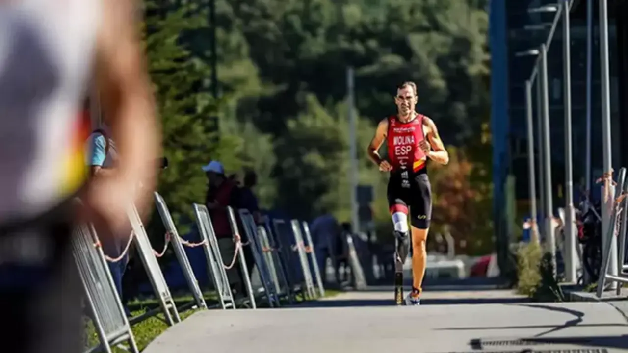 Dani Molina celebra su oro en triatl&oacute;n en los Juegos Paral&iacute;mpicos de Par&iacute;s. / CPE