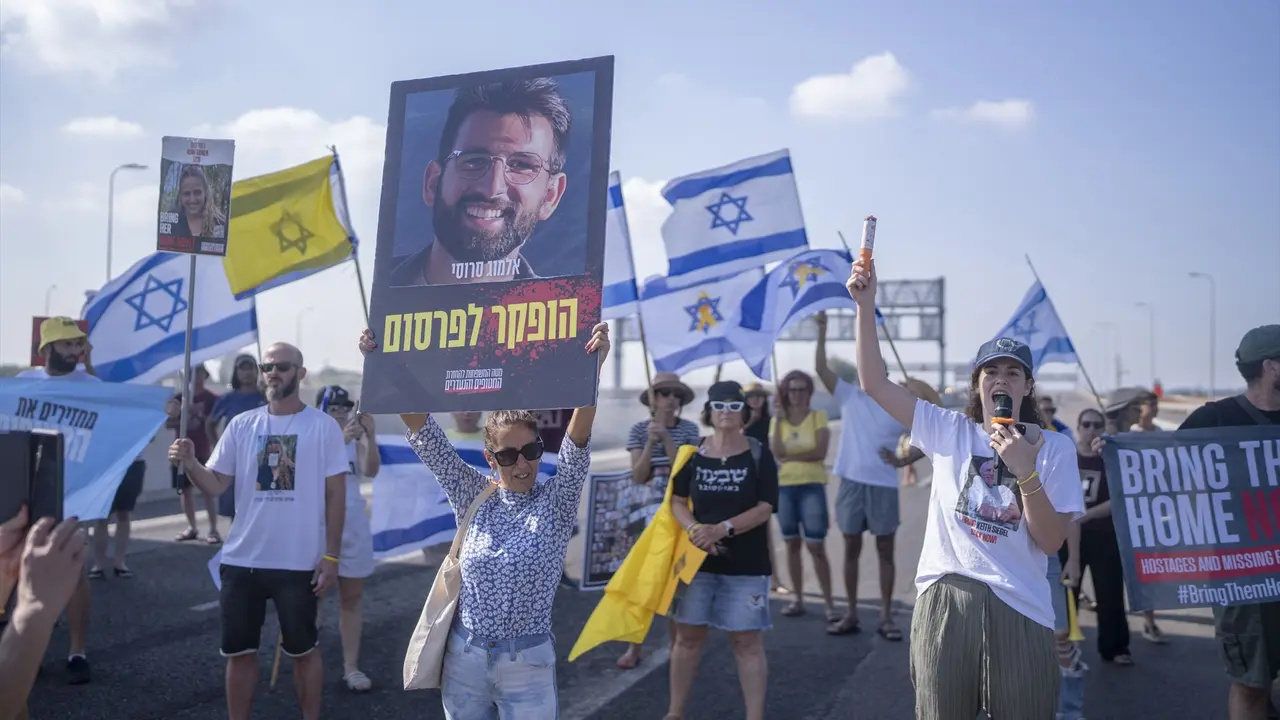 Familiares, amigos y partidarios de los rehenes israel&iacute;es tomados por Hamas en Gaza participan en una protesta en la carretera costera israel&iacute; en las afueras del Kibbutz Yakum. Ilia yefimovich
