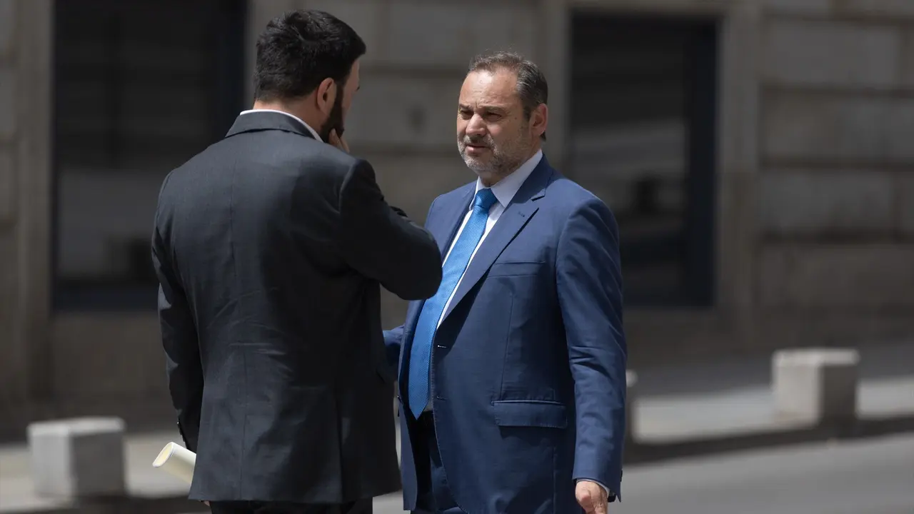 El diputado del Grupo Mixto y exministro de Transportes, Jos&eacute; Luis &Aacute;balos (d), en las adyacencias del Congreso de los Diputados. / Eduardo Parra
