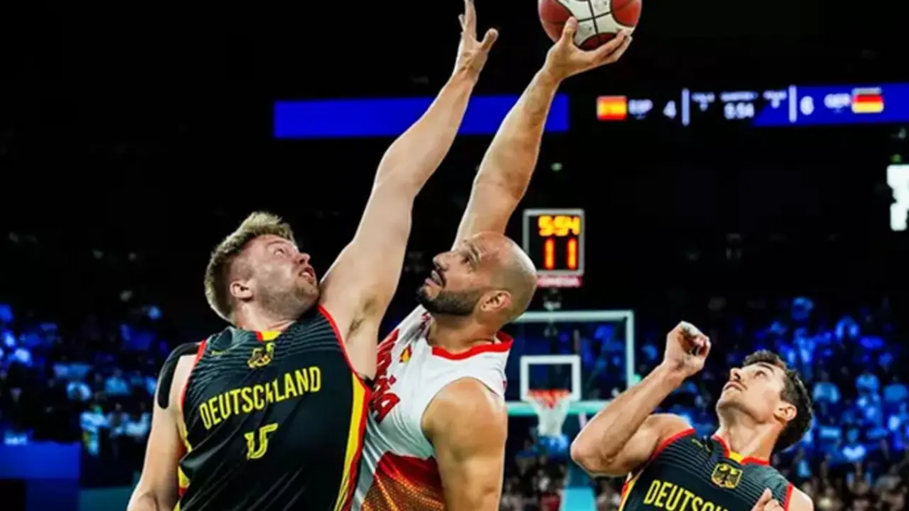 Alejandro Zarzuela intenta una canasta en el Espa&ntilde;a-Alemania de cuartos de final de los Juegos Paral&iacute;mpicos de Par&iacute;s. / CPE