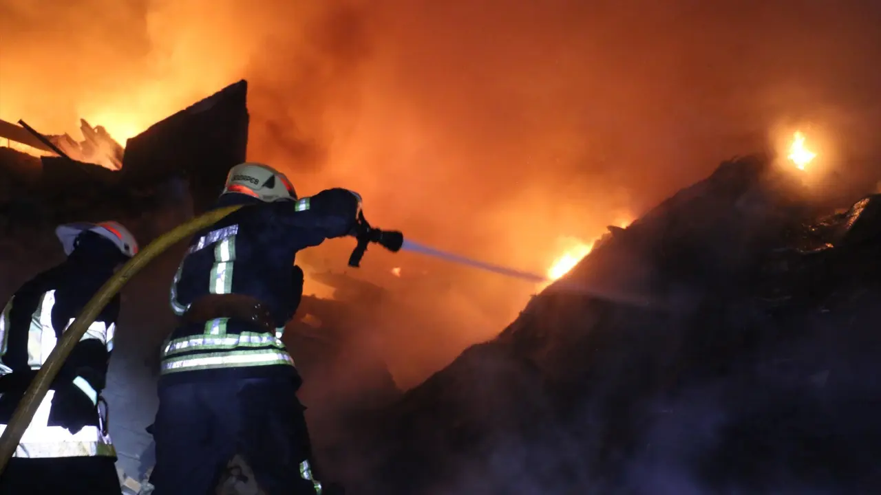 Los bomberos apagan el fuego tras un ataque ruso. / Cover Images / Archivo