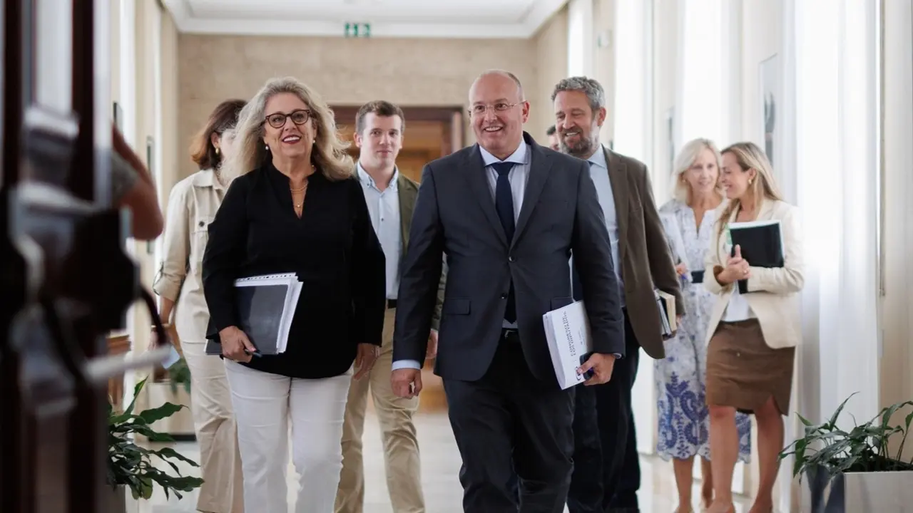 El portavoz del PP en el Congreso, Miguel Tellado (d), a su llegada a una reuni&oacute;n de la Junta de Portavoces. Alejandro Mart&iacute;nez V&eacute;lez