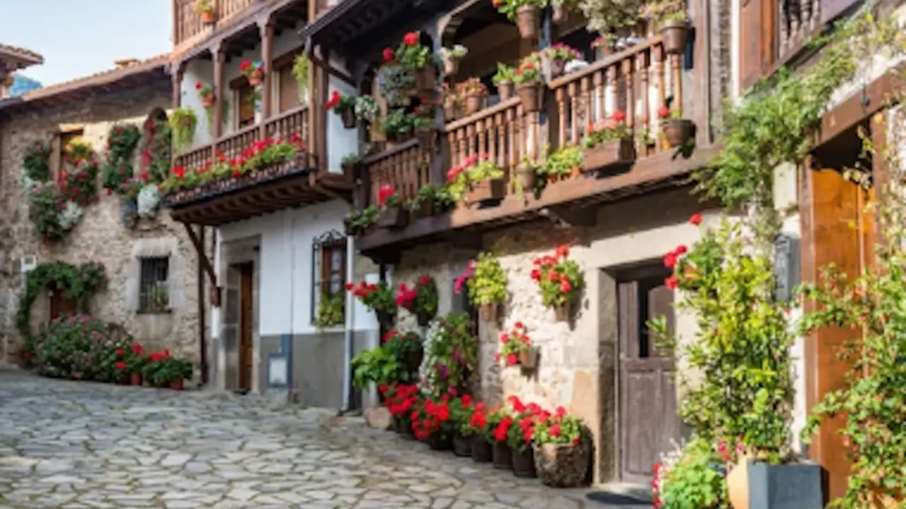 Las casas de B&aacute;rcena Mayor, con su encanto hist&oacute;rico y su perfecta integraci&oacute;n en el paisaje natural, son un aut&eacute;ntico tributo a la arquitectura tradicional c&aacute;ntabra. / A.S.P