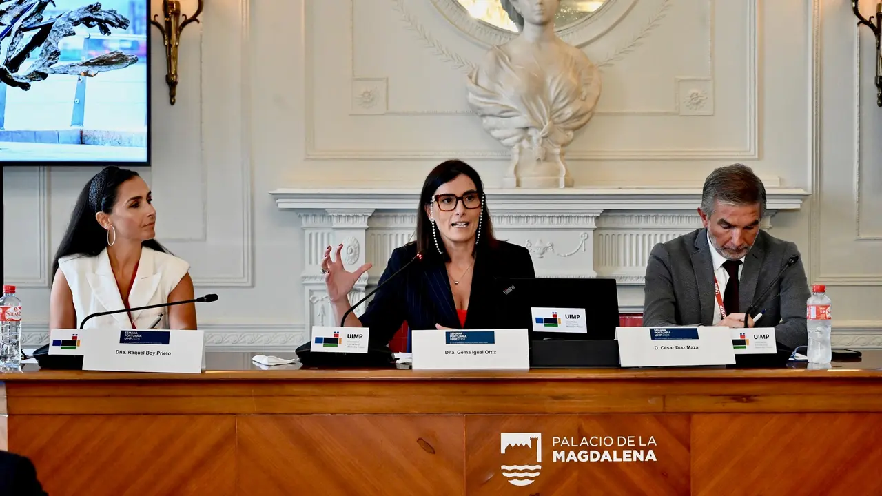 La alcaldesa de Santander, Gema Igual (c), junto al presidente de la Autoridad Portuaria de Santander, C&eacute;sar D&iacute;az, en la Semana Portuaria UIMP 2024. / Alerta