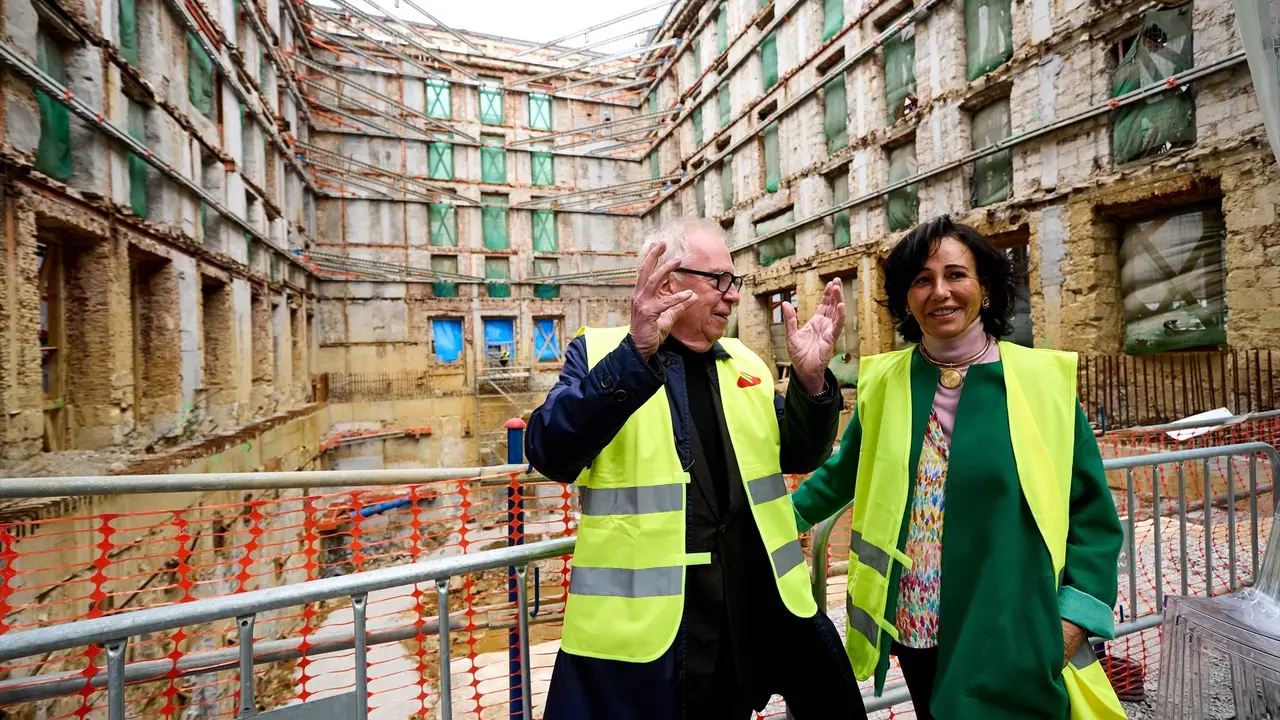 La presidenta del Grupo Santander, Ana Bot&iacute;n, y el arquitecto de la obra, David Chipperfield, en el edifico Pereda. Juanma Serrano / Archivo