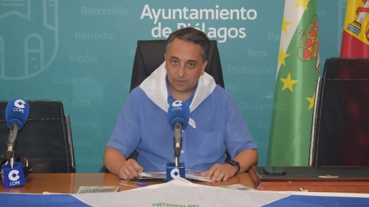 El alcalde de Pi&eacute;lagos, Carlos Caram&eacute;s durante la rueda de prensa. / A.E.